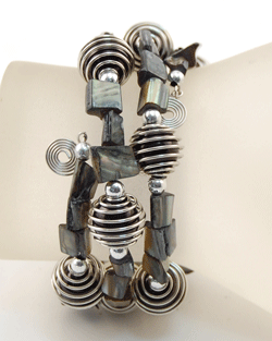 BRACCIALI IN METALLO E MADREPERLA COLORATE - Image 11