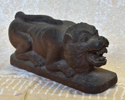 SCULTURA IN LEGNO LEONE ACCUCCIATO CM 25X11