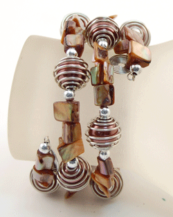 BRACCIALI IN METALLO E MADREPERLA COLORATE - Image 4