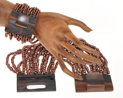 BRACCIALI ELASTICI PERLINE E FIBBIA IN LEGNO