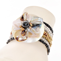 BRACCIALI ELASTICI CON FIORE MADREPERLA