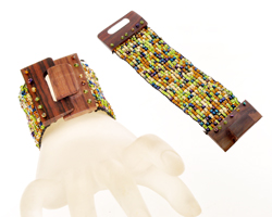 BRACCIALI ELASTICI PERLINE E FIBBIA IN LEGNO