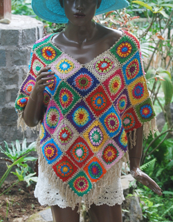 PONCHO LARGO IN COTONE LAVORATO AD UNCINETTO MOTIVO BOLA QUADRATO