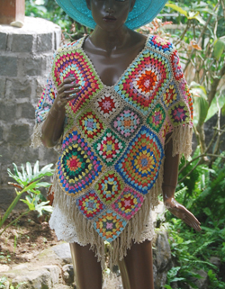 PONCHO MISURA MEDIA IN COTONE LAVORATO AD UNCINETTO MOTIVO BOLA MISTI