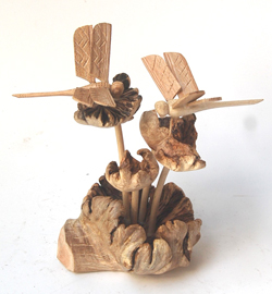 COMPOSIZIONE IN LEGNO PARASSITATO 2 LIBELLULE APPOGGIATE SU FIORI