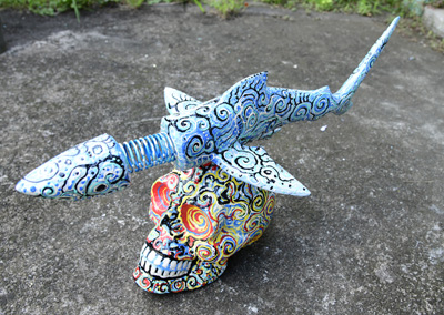 SCULTURA TESCHIO ASTRATTO IN LEGNO DIPINTO CON TUCANO CM 30 CIRCA (BASCULANTE)