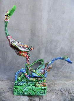 COPPIA DI PAPERI IN LEGNO DIPINTO CON SCARPONI, COLLO A MOLLA, BASCULANTI, CM 60