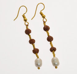 ORECCHINI CON PERLA DI FIUME E RUDRASKA CON METALLO GOLD PLATED A CATENELLA