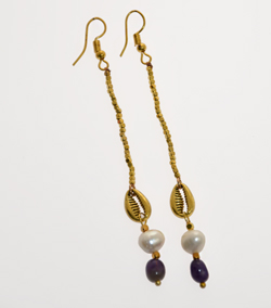 ORECCHINI CON PIETRE DURE E PERLE DI FIUME IN METALLO GOLD PLATED A CATENELA LUNGA CON PENDENTE CONCHIGLIA CAORI