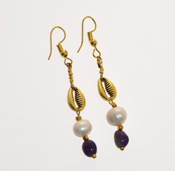 ORECCHINI CON PIETRE DURE E PERLE DI FIUME IN METALLO GOLD PLATED A CATENELA MEDIA CON PENDENTE CONCHIGLIA CAORI