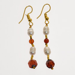 ORECCHINI CON PIETRESFACCETTATE E PERLE DI FIUME CON METALLO GOLD PLATED