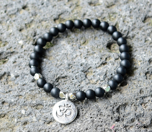 BRACCIALE ELASTICO MISURA DONNA CON PERLE IN PIETRA DURA 6 MM CON CHARM OM SILVER PLATED - Image 2