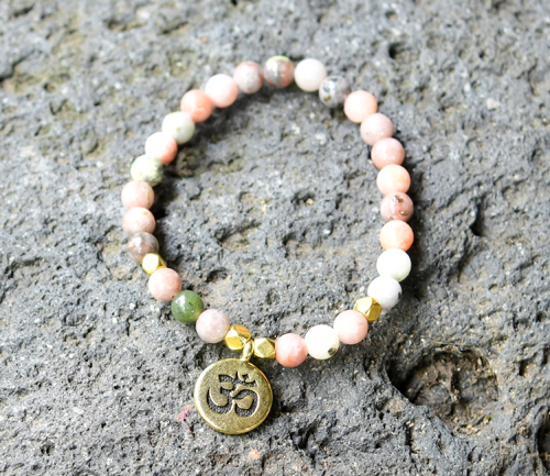 BRACCIALE ELASTICO CON PERLE IN PIETRA DURA MISURA DONNA 6 MM CON CHARM 0M GOLD PLATED - Image 3