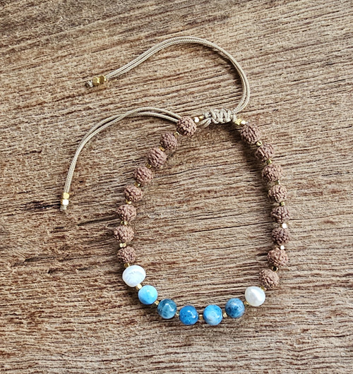 BRACCIALI LINEA SAMARKANDA CON PERLE DI RUDRASKA, PERLE DI FIUME, PIETRE DURE, PERLINE GIAPPONESI E PERLINE IN OTTONE GOLD PLATED MM 6 - Image 2