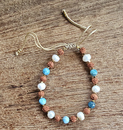 BRACCIALI LINEA SAMARKANDA CON PERLE DI RUDRASKA, PERLE DI FIUME, PIETRE DURE, PERLINE GIAPPONESI E PERLINE IN OTTONE GOLD PLATED