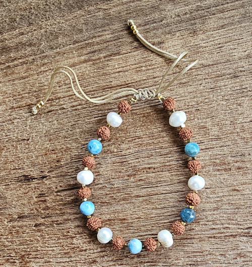 BRACCIALI LINEA SAMARKANDA CON PERLE DI RUDRASKA, PERLE DI FIUME, PIETRE DURE, PERLINE GIAPPONESI E PERLINE IN OTTONE GOLD PLATED - Image 2