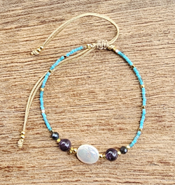 BRACCIALI LINEA SAMARKANDA CON PERLA A PASTIGLIA, PIETRE DURE AMETISTA, PERLINE GIAPPONESI E PERLINE IN OTTONE GOLD PLATED