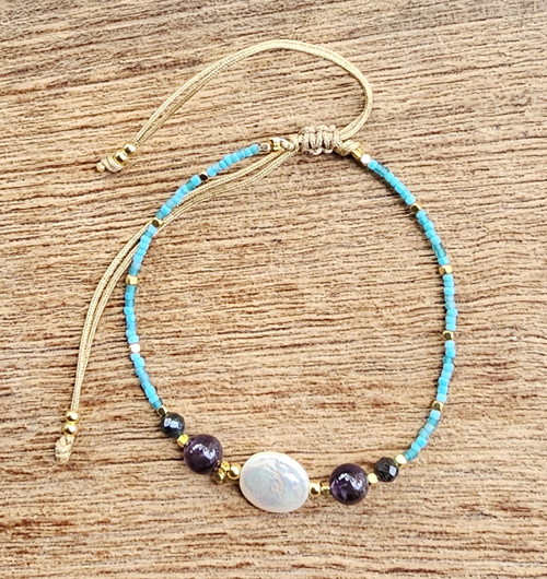 BRACCIALI LINEA SAMARKANDA CON PERLA A PASTIGLIA, PIETRE DURE AMETISTA, PERLINE GIAPPONESI E PERLINE IN OTTONE GOLD PLATED - Image 2