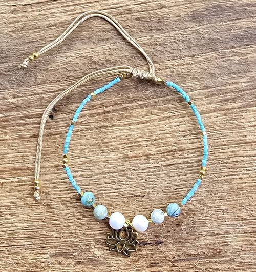 BRACCIALI LINEA SAMARKANDA CON PERLINE GIAPPONESI E PIETRE DURE TURCHESE AFRICA, PERLE DI FIUME E PERLINE IN METALLO GOLD PLATED, CHARM FIORE DI LOTO - Image 2