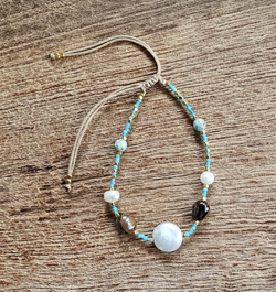 BRACCIALI LINEA SAMARKANDA CON PERLINE GIAPPONESI E PIETRE DURE TURCHESE AFRICA, OCCHIO DI TIGRE PERLINE IN METALLO GOLD PLATED E PERLE DI FIUME