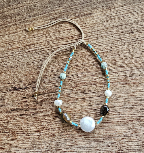 BRACCIALI LINEA SAMARKANDA CON PERLINE GIAPPONESI E PIETRE DURE TURCHESE AFRICA, OCCHIO DI TIGRE PERLINE IN METALLO GOLD PLATED E PERLE DI FIUME - Image 2