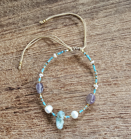 BRACCIALI LINEA SAMARKANDA CON PERLINE GIAPPONESI E PIETRE DURE AMAZONITE E AMETISTA, PERLINE IN METALLO GOLD PLATED E PERLE DI FIUME - Image 2