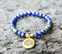 BRACCIALE ELASTICO CON PERLE IN PIETRA DURA MISURA DONNA 6 MM CON CHARM FIORE DI LOTO GOLD PLATED