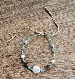 BRACCIALI LINEA SAMARKANDA CON PERLINE GIAPPONESI E PIETRE DURE OCCHIO DI TIGRE E TURCHESE AFRICA, PERLE DI FIUME E  PERLINE IN METALLO GOLD PLATED, CHIUSURA REGOLABILE