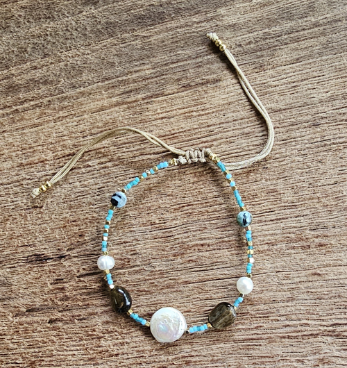 BRACCIALI LINEA SAMARKANDA CON PERLINE GIAPPONESI E PIETRE DURE OCCHIO DI TIGRE E TURCHESE AFRICA, PERLE DI FIUME E PERLINE IN METALLO GOLD PLATED, CHIUSURA REGOLABILE - Image 2