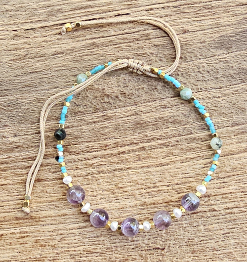 BRACCIALI LINEA SAMARKANDA CON PERLINE GIAPPONESI E PIETRA AMETISTA 6 MM, E TURCHESE AFRICA, PERLE DI FIUME E PERLINE IN OTTONE GOLD PLATED - Image 2