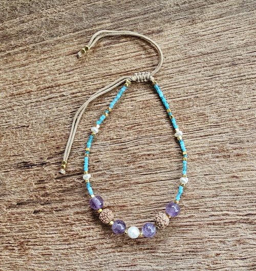 BRACCIALI LINEA SAMARKANDA CON PERLINE GIAPPONESI E PIETRA AMETISTA 6 MM, PERLE DI FIUME, RUDRASKA E PERLINE IN OTTONE GOLD PLATED - Image 2