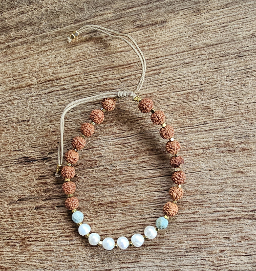 BRACCIALI CON PIETRE DURE, PERLE DI FIUME, RUDRASKA NATURALE E CON PERLINE IN OTTONE GOLD PLATED - Image 2