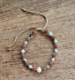 BRACCIALI CON PIETRA DURA SFACCETTATA 6 MM, RUDRASKA COLORATA E  PERLINE IN OTTONE GOLD PLATED, CHIUSURA REGOLABILE