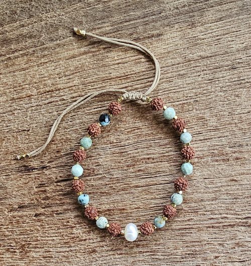 BRACCIALI CON PIETRA DURA SFACCETTATA 6 MM, RUDRASKA COLORATA E PERLINE IN OTTONE GOLD PLATED, CHIUSURA REGOLABILE - Image 3