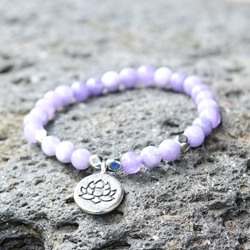 BRACCIALE ELASTICO MISURA DONNA CON PERLE IN PIETRA DURA 6 MM CON CHARM FIORE DI LOTO SILVER PLATED