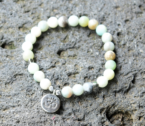 BRACCIALE ELASTICO MISURA DONNA CON PERLE IN PIETRA DURA 6 MM CON CHARM OM SILVER PLATED - Image 3