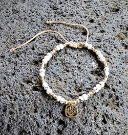 BRACCIALE CON PIETRE DURE 1 FILO, CON CHARMS E PERLINE METALLO GOLD PLATED