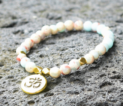 BRACCIALE ELASTICO MISURA DONNA CON PERLE IN PIETRA DURA 6 MM CON CHARM OM SILVER PLATED