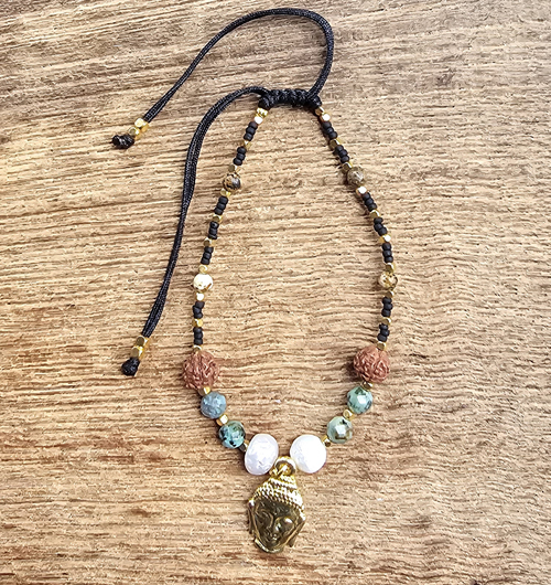 BRACCIALI LINEA SAMARKANDA CON PERLINE GIAPPONESI TURCHESE AFRICA, PIETRE DURE, PERLE DI FIUME, SEMI DI RUDRASKA E PENDENTE BUDDHA IN METALLO GOLD PLATED - Image 4