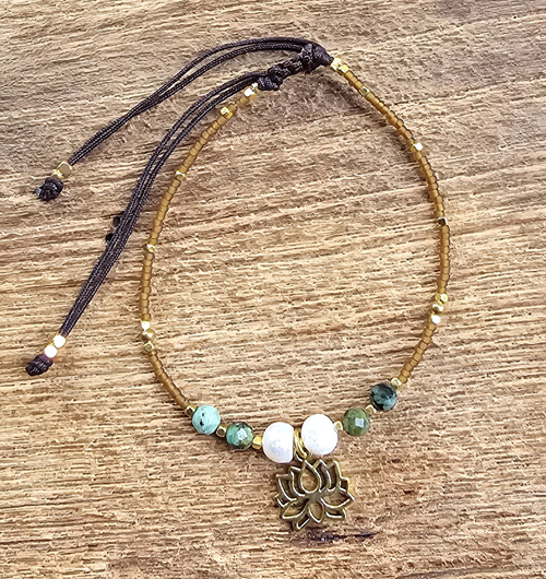 BRACCIALI LINEA SAMARKANDA CON PERLINE GIAPPONESI E PIETRE DURE TURCHESE AFRICA, PERLE DI FIUME E PERLINE IN METALLO GOLD PLATED, CHARM FIORE DI LOTO - Image 3