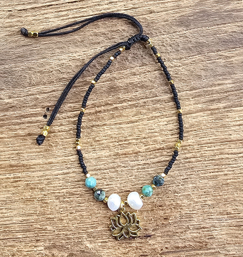 BRACCIALI LINEA SAMARKANDA CON PERLINE GIAPPONESI E PIETRE DURE TURCHESE AFRICA, PERLE DI FIUME E PERLINE IN METALLO GOLD PLATED, CHARM FIORE DI LOTO - Image 4