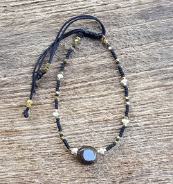 BRACCIALI LINEA SAMARKANDA CON PERLINE GIAPPONESI E PIETRA AMETISTA, PERLINE IN METALLO GOLD PLATED E PERLE DI FIUME 3 MM