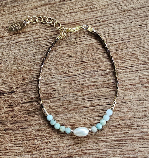 BRACCIALE PERLINE FGB 15/0 COLLEZIONE TUKAD CON CATENINA IN OTTONE REGOLABILE GOLD PLATED, PERLA DI FIUME A CHICCO DI RISO E PIETRA DURA AMAZZONITE - Image 2