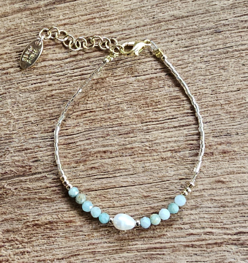 BRACCIALE PERLINE FGB 15/0 COLLEZIONE TUKAD CON CATENINA IN OTTONE REGOLABILE GOLD PLATED, PERLA DI FIUME A CHICCO DI RISO E PIETRA DURA AMAZZONITE - Image 3