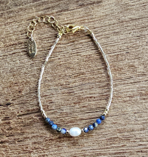 BRACCIALE PERLINE FGB 15/0 COLLEZIONE TUKAD CON CATENINA IN OTTONE REGOLABILE GOLD PLATED, PERLA DI FIUME A CHICCO DI RISO E PIETRA DURA AMAZZONITE - Image 4