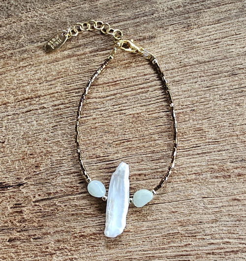 BRACCIALE PERLINE FGB 15/0 COLLEZIONE TUKAD CON CATENINA IN OTTONE REGOLABILE GOLD PLATED, PERLA BIMA RETTANGOLARE, TARGHETTA HAND MADE E PIETRA DURA AMAZZONITE - Image 2