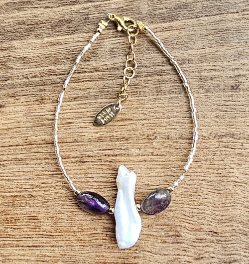 BRACCIALE PERLINE FGB 15/0 COLLEZIONE TUKAD CON CATENINA IN OTTONE REGOLABILE GOLD PLATED, PERLA BIMA RETTANGOLARE, TARGHETTA HAND MADE E PIETRA DURA AMAZZONITE - Image 3