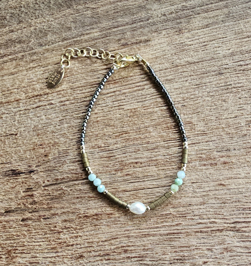 BRACCIALE COLLEZIONE EMATITE STONE CON PERLA DI FIUME A CHICCO DI RISO, PIETRE DURE APATITE E PERLINE GIAPPONESI MAZUNO 12/0 EMATITE A CILINDRO CON CATENELLA GOLD PLATED - Image 3