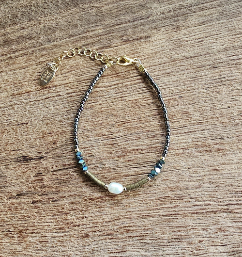 BRACCIALE COLLEZIONE EMATITE STONE CON PERLA DI FIUME A CHICCO DI RISO, PIETRE DURE APATITE E PERLINE GIAPPONESI MAZUNO 12/0 EMATITE A CILINDRO CON CATENELLA GOLD PLATED - Image 4