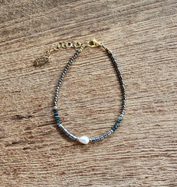 BRACCIALE COLLEZIONE EMATITE STONE CON PERLA DI FIUME A CHICCO DI RISO, PIETRE DURE APATITE E PERLINE GIAPPONESI MAZUNO 12/0 EMATITE A CILINDRO CON CATENELLA GOLD PLATED